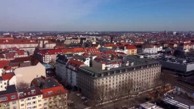 Berlin 'in çatıları üzerinde - şehrin üzerinde hava manzarası
