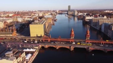 Berlin 'deki Spree Nehri üzerindeki güzel Oberbaum Köprüsü. Gökyüzünden görünüyor.