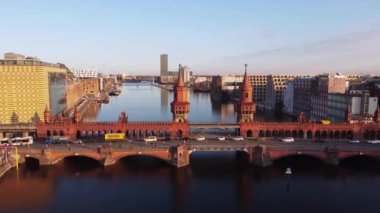 Berlin 'deki Spree Nehri üzerindeki güzel Oberbaum Köprüsü. Gökyüzünden görünüyor.