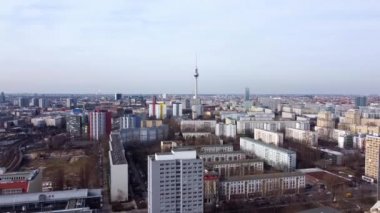 Berlin üzerinde TV kulesiyle tipik hava manzarası
