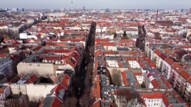 Berlin Neukoel 'deki yerleşim alanlarının üzerinden uçun.