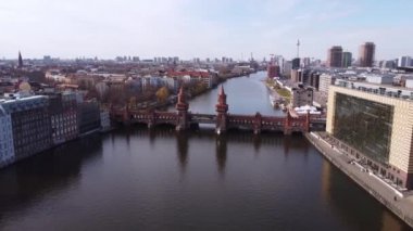 Berlin 'de Oberbaum Köprüsü ile Nehir Spree