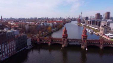 Berlin 'de Oberbaum Köprüsü ile Nehir Spree