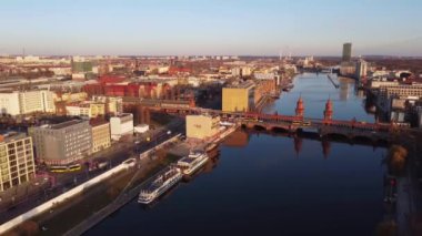 Berlin 'de gün batımında Oberbaum Köprüsü - hava manzarası