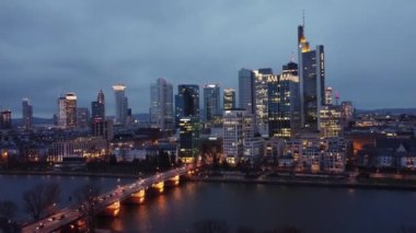 Geceleyin Frankfurt Almanya 'nın gökdelenleri