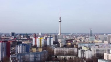 Berlin üzerinde TV kulesiyle tipik hava manzarası