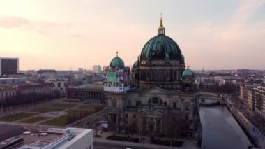 Akşam Berlin Katedrali - hava manzaralı - Berlin Şehri - 10 Mart 2021
