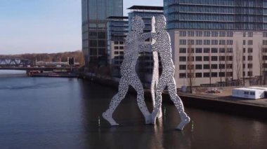 Berlin 'deki Ünlü Moleküler Adamlar Heykeli - Berlin Şehri, Almanya - 10 Mart 2021