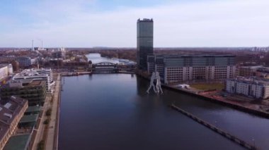 Berlin 'deki River Spree kıyısında.
