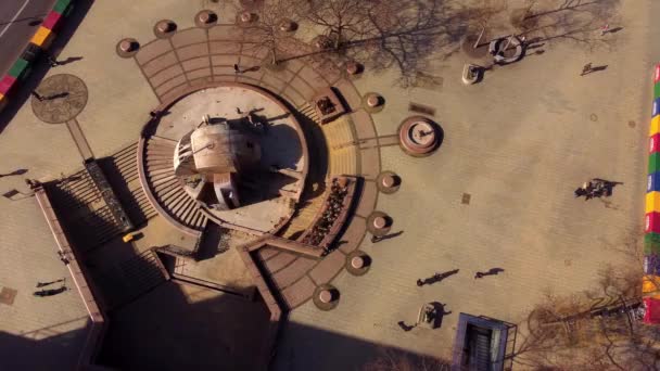Известный фонтан в Берлине под названием Weltkugelbrunnen Wasserklops — стоковое видео