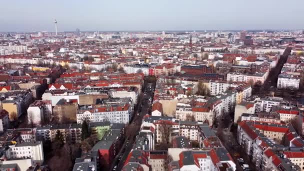 Over de daken van Berlijn Neukoelln in Duitsland — Stockvideo