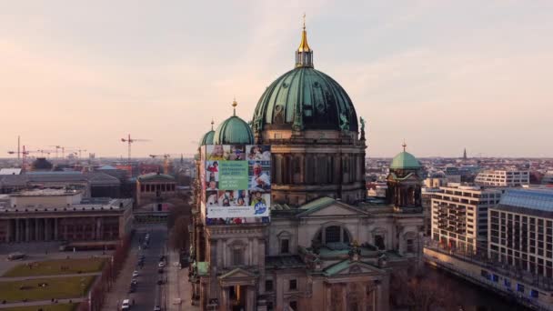 Catedral de Berlín por la noche - vista aérea - CIUDAD DE BERLÍN, ALEMANIA - 10 DE MARZO DE 2021 — Vídeo de stock