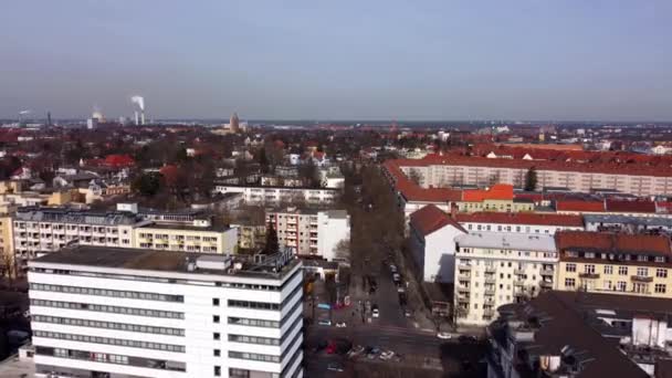 Над верхніми поверхами Берліна - Повітряний вид над містом. — стокове відео