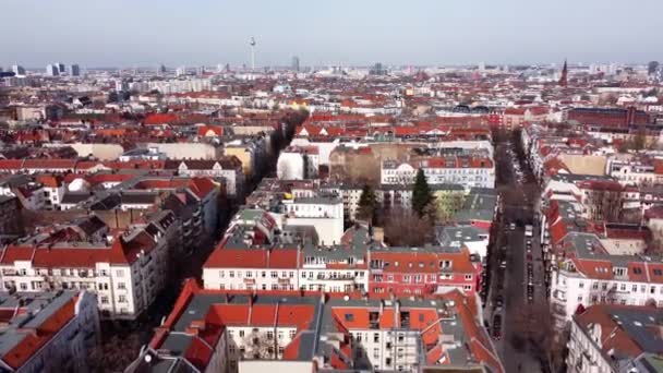 Sobre os telhados de Berlim Neukoelln na Alemanha — Vídeo de Stock