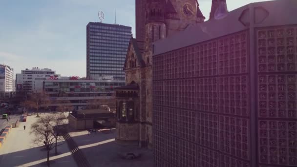 Famosa Igreja Memorial Kaiser Wilhelm, em Berlim, na Praça de Barcelscheidplatz — Vídeo de Stock