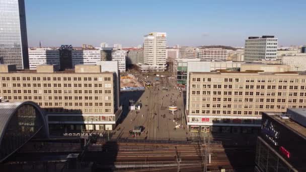 Célèbre place Alexanderplatz à Berlin d'en haut - vue aérienne — Video