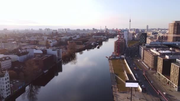Город Берлин и река Спри сверху - вид с воздуха — стоковое видео
