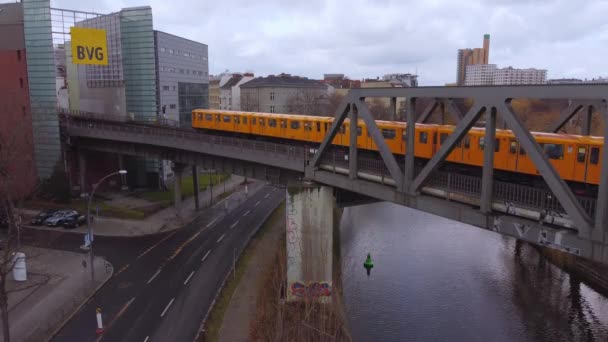 Os carros amarelos do metrô de Berlim - CIDADE DE BERLIM, ALEMANHA - 10 DE MARÇO DE 2021 — Vídeo de Stock