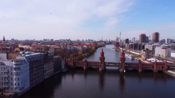 Río Spree en la ciudad de Berlín con puente Oberbaum — Vídeos de Stock