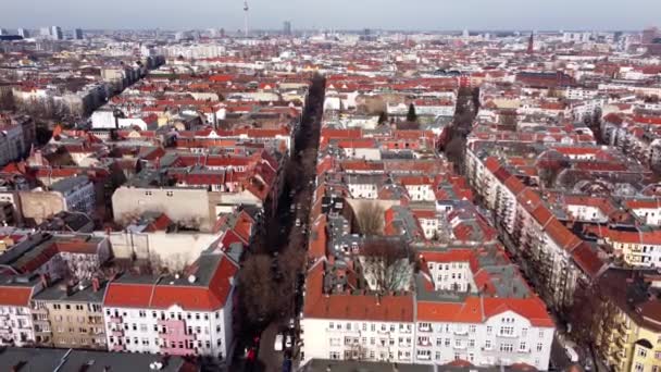 Vol au-dessus des quartiers résidentiels de Berlin Neukoelln - vue aérienne - VILLE DE BERLIN, ALLEMAGNE - 10 MARS 2021 — Video