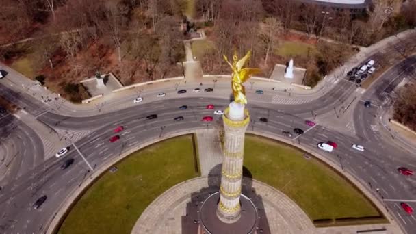 Знаменитая колонна Победы в Берлине в центре города Сигессаюле — стоковое видео