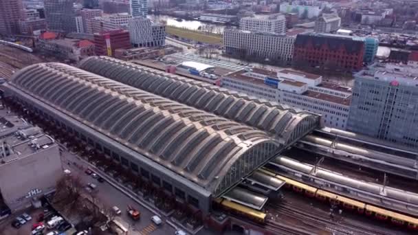 Östra järnvägsstationen i Berlin ovanifrån — Stockvideo