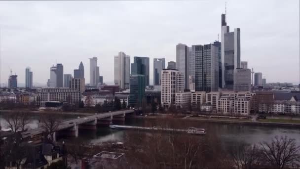 The Skyline of Frankfurt Germany - financial district - CITY OF FRANKFURT, ALEMANHA - 10 de março de 2021 — Vídeo de Stock