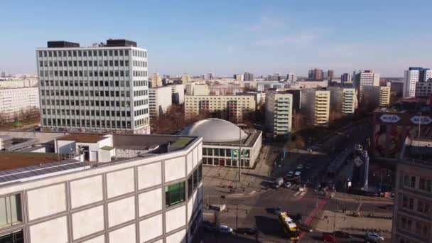 Alexanderplatz Square i Berlin från ovan - flygbild — Stockvideo