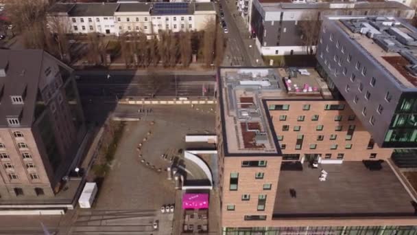 Berühmtes Nhow-Hotel in Berlin von oben - STADT VON BERLIN, DEUTSCHLAND - 10. MÄRZ 2021 — Stockvideo