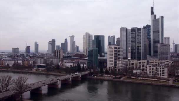 Skyline Frankfurt Niemcy - dzielnica finansowa - Miasto FRANKFURT, NIEMCY - 10 marca 2021 — Wideo stockowe