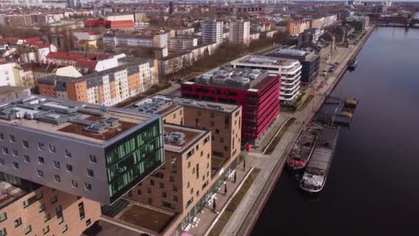 Гостиница "Фенербахче" в Берлине сверху - CITY OF FELIN, Германия - 10 марта 2021 года — стоковое видео
