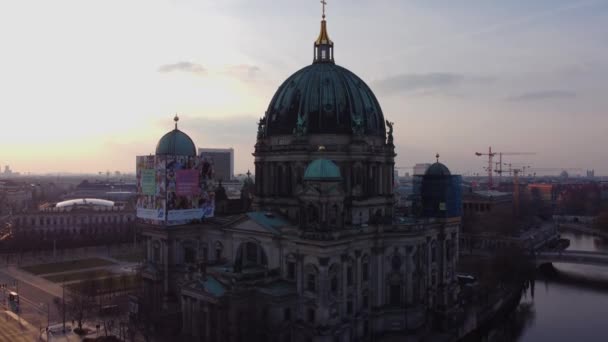 Berliner Dom am Abend - Luftaufnahme — Stockvideo