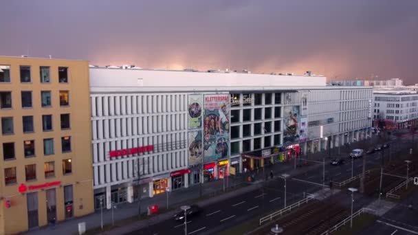 Cinestar Mozi Berlinben Hellersdorf - BERLIN városa, NÉMETORSZÁG - 2021. március 10. — Stock videók