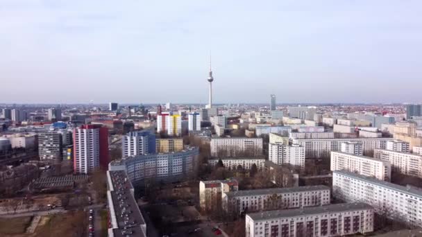 Típica vista aérea de la ciudad de Berlín con torre de TV — Vídeos de Stock