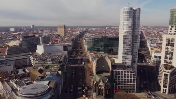 Beroemde Kurfuerstendamm straat in Berlijn - uitzicht vanuit de lucht - Berlijnse stad, Duitsland - 10 maart 2021 — Stockvideo