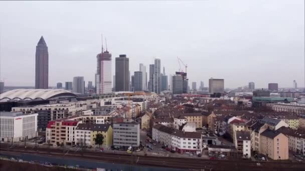 Skyline of Frankfurt Tyskland - finansdistrikt - FRANKFURT:s stad, TYSKLAND - 10 mars 2021 — Stockvideo