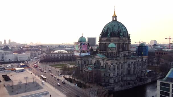 Catedral de Berlín por la noche - vista aérea — Vídeo de stock