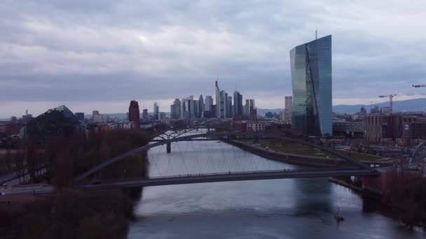 Europas finansdistrikt och centralbank i Frankfurt - FRANKFURT:s stad, TYSKLAND - 10 mars 2021 — Stockvideo
