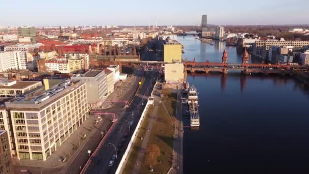 Bela ponte Oberbaum sobre o rio Spree em Berlim a partir de cima - vista aérea — Vídeo de Stock