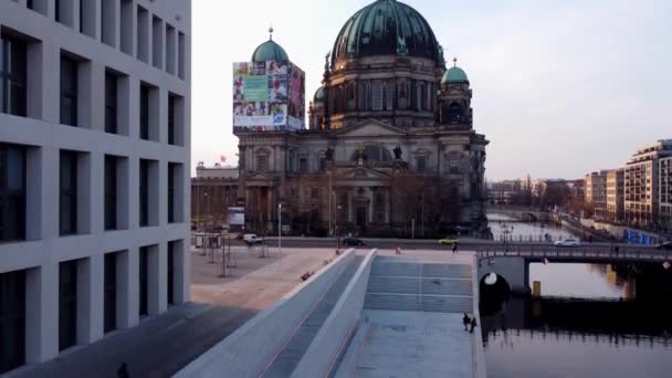 Berlins katedral mitt i centrum - Flygfoto - City of BERLIN, TYSKLAND - 10 mars 2021 — Stockvideo