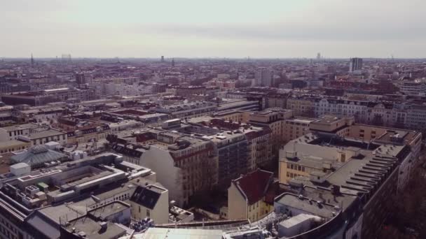 Nad dachami Berlina - Miasto BERLIN, NIEMCY - 10 marca 2021 — Wideo stockowe