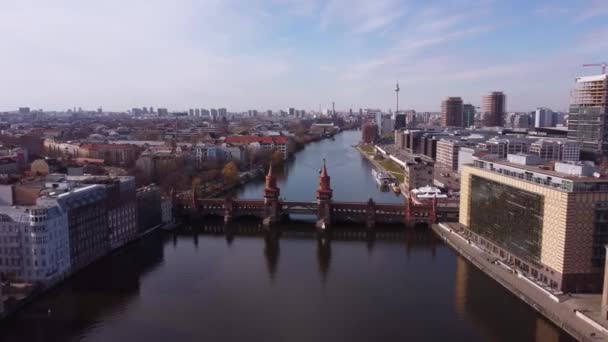 Ciudad de Berlín con el río Spree desde arriba — Vídeos de Stock
