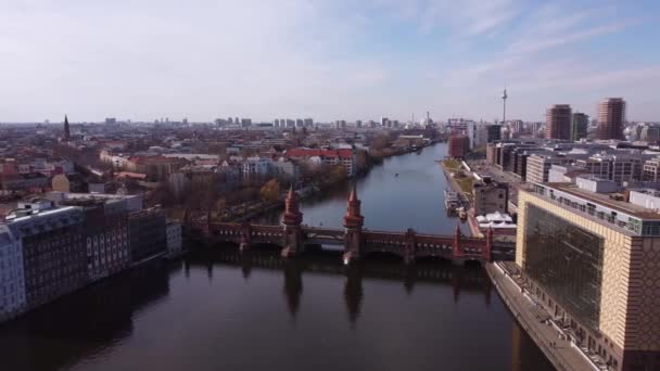 Ciudad de Berlín con el río Spree desde arriba - CIUDAD DE BERLÍN, ALEMANIA - 10 DE MARZO DE 2021 — Vídeos de Stock