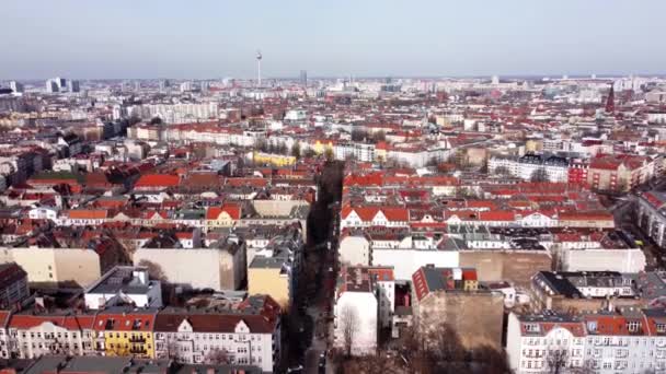 Berlin sokaklarının üzerindeki hava manzarası — Stok video