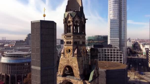 Slavný Památný kostel císaře Viléma v Berlíně — Stock video
