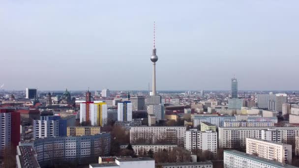 Τυπική εναέρια άποψη της πόλης του Βερολίνου με τηλεοπτικό πύργο — Αρχείο Βίντεο