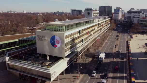 독일 베르 린 시 의 브리지 셰 이트 플라스 광장에 있는 비키니 베를린 건물 - 2021 년 3 월 10 일 — 비디오