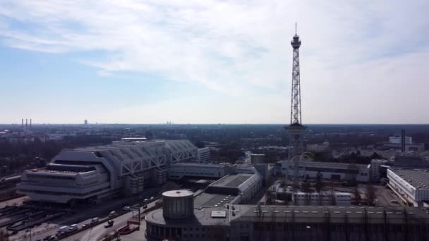 Berlin Uluslararası Konferans Merkezi ve radyo kulesi ile sergi alanları — Stok video