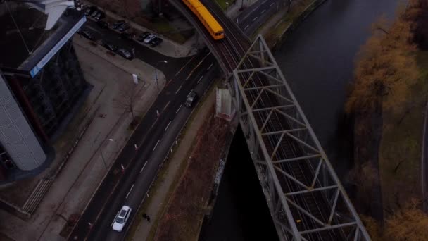 Os carros amarelos do metrô de Berlim de cima — Vídeo de Stock