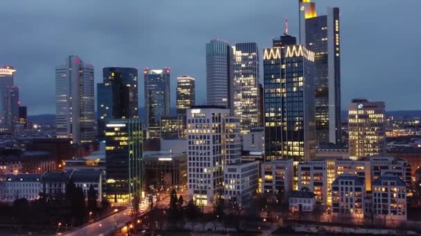 Panorama Frankfurtu nad Mohanem nad Německem s finanční čtvrtí v noci - letecký výhled - město FRANKFURT, NĚMECKO - 10. března 2021 — Stock video